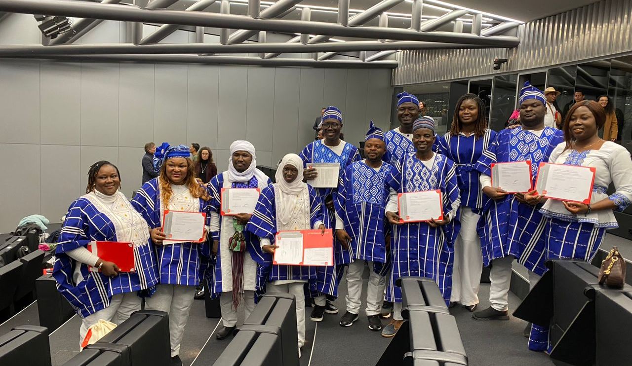 Les 11 apprenants du groupe afrique francophone à la remise des diplomes en tenue africain Faso dan fani